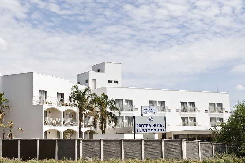Protea Hotel By Marriott Windhoek Furstenhof Bagian luar foto