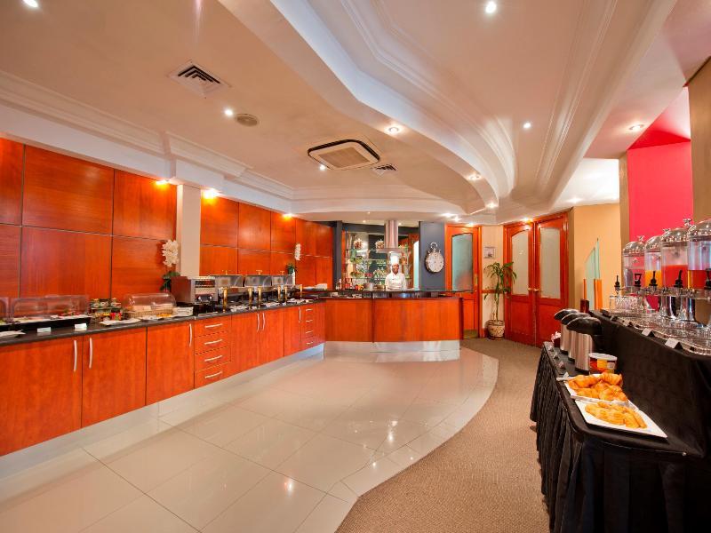 Protea Hotel By Marriott Windhoek Furstenhof Bagian luar foto