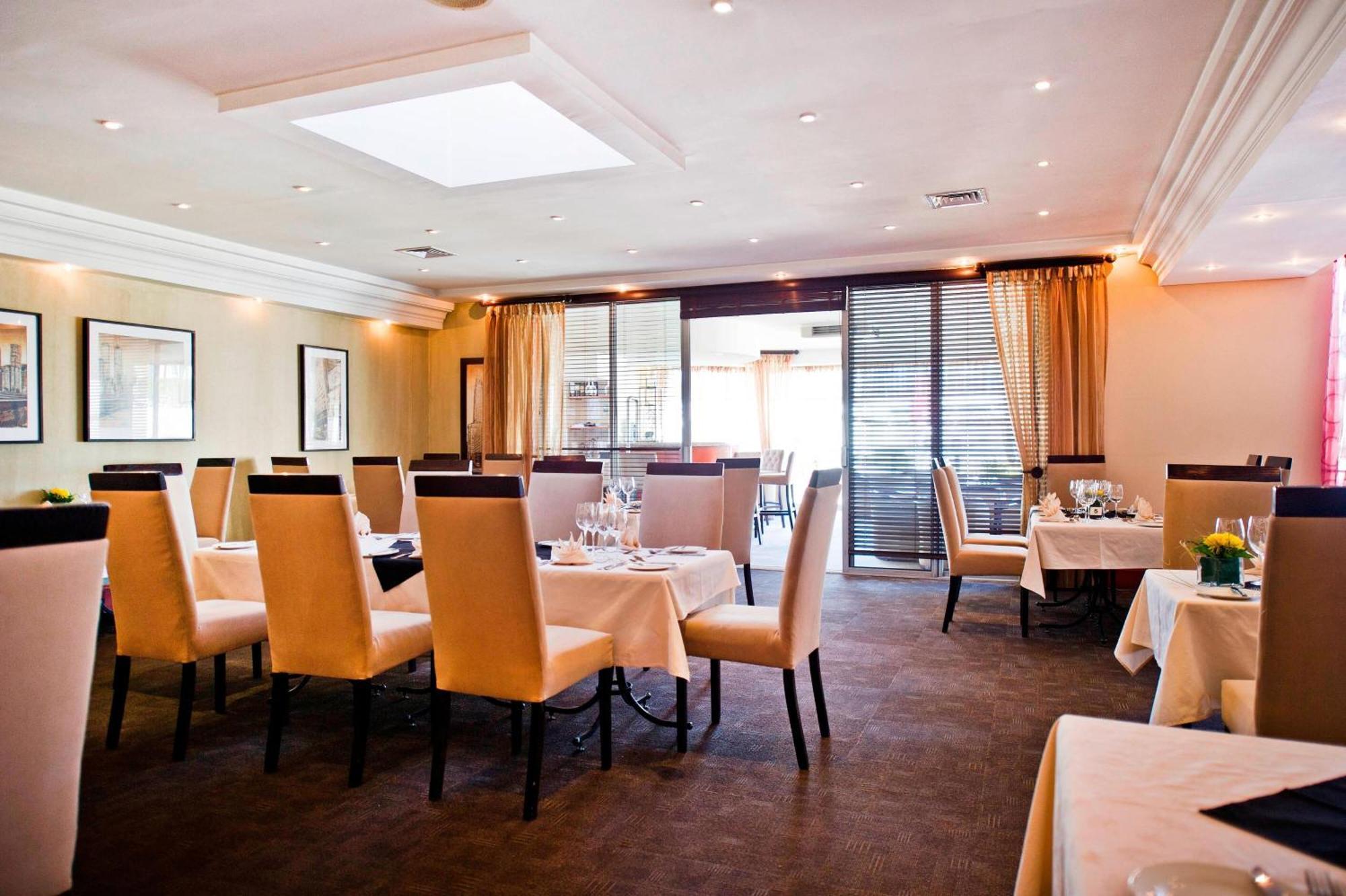 Protea Hotel By Marriott Windhoek Furstenhof Bagian luar foto