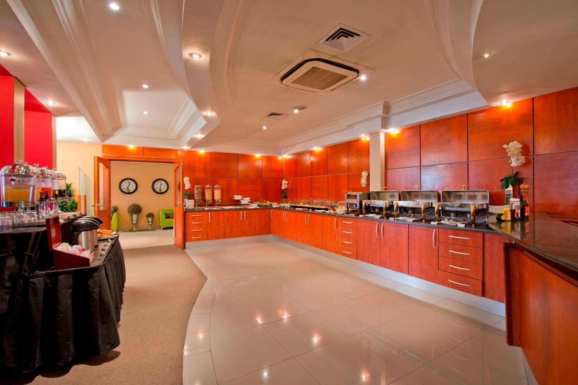 Protea Hotel By Marriott Windhoek Furstenhof Bagian luar foto