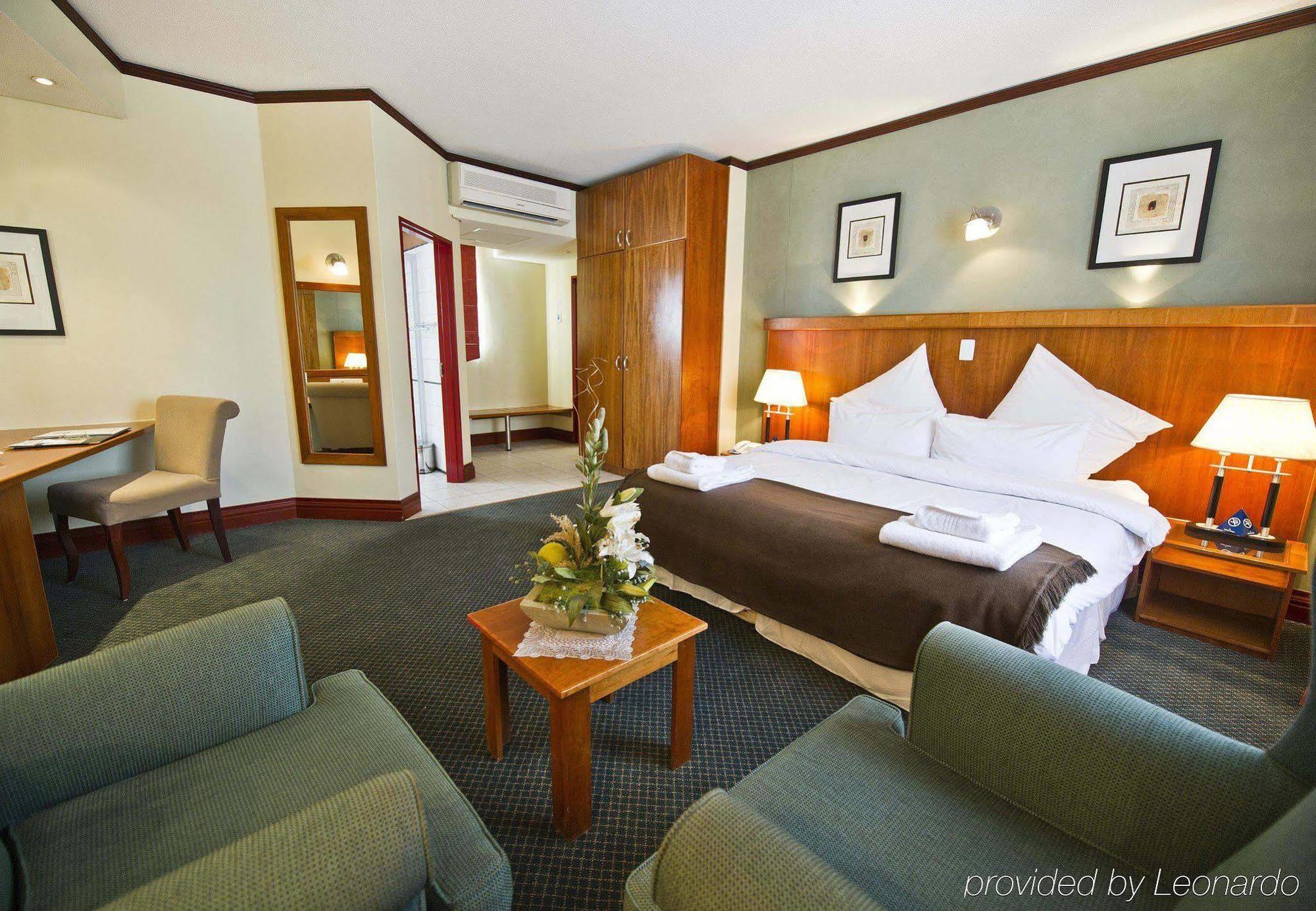 Protea Hotel By Marriott Windhoek Furstenhof Bagian luar foto