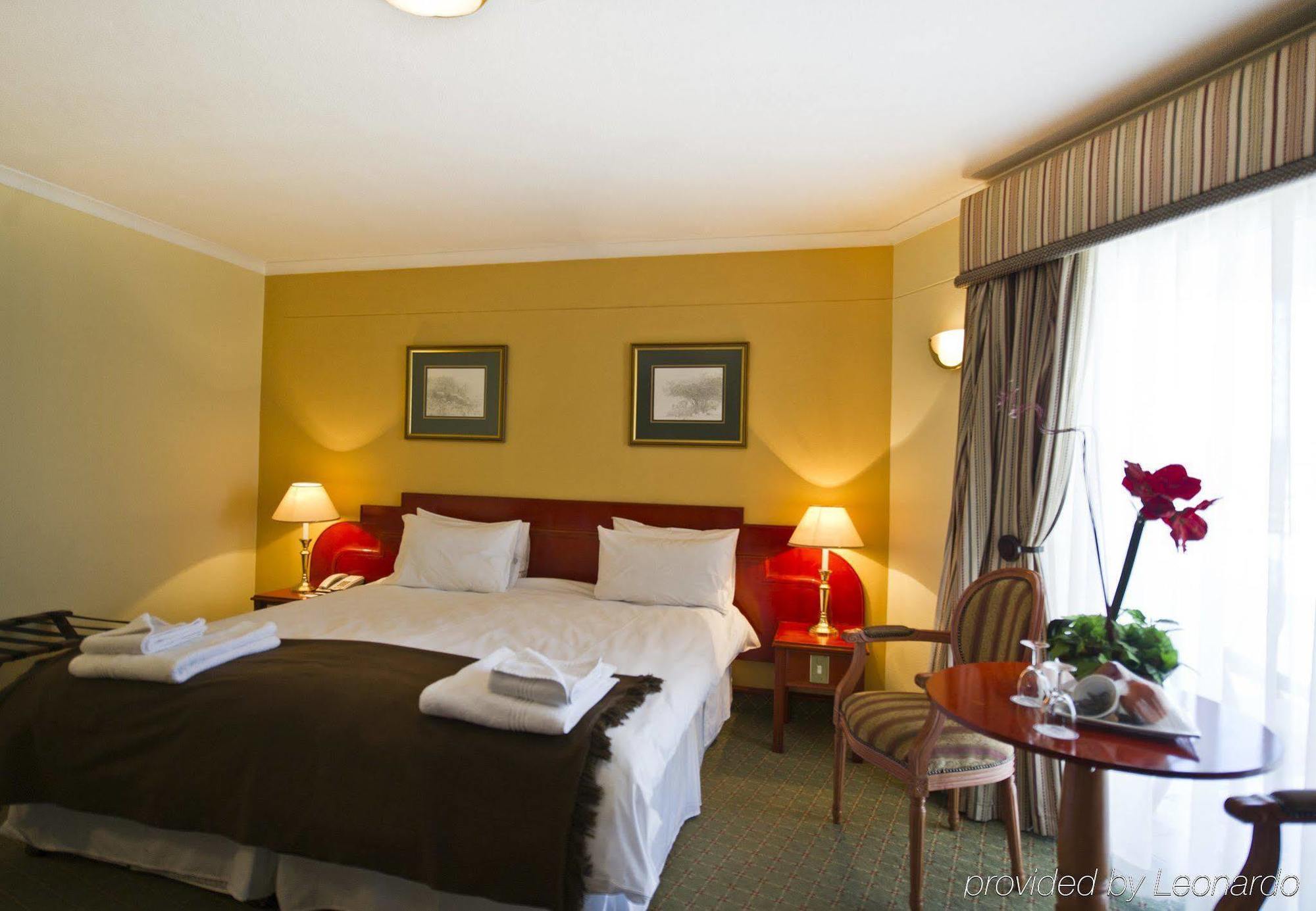 Protea Hotel By Marriott Windhoek Furstenhof Bagian luar foto