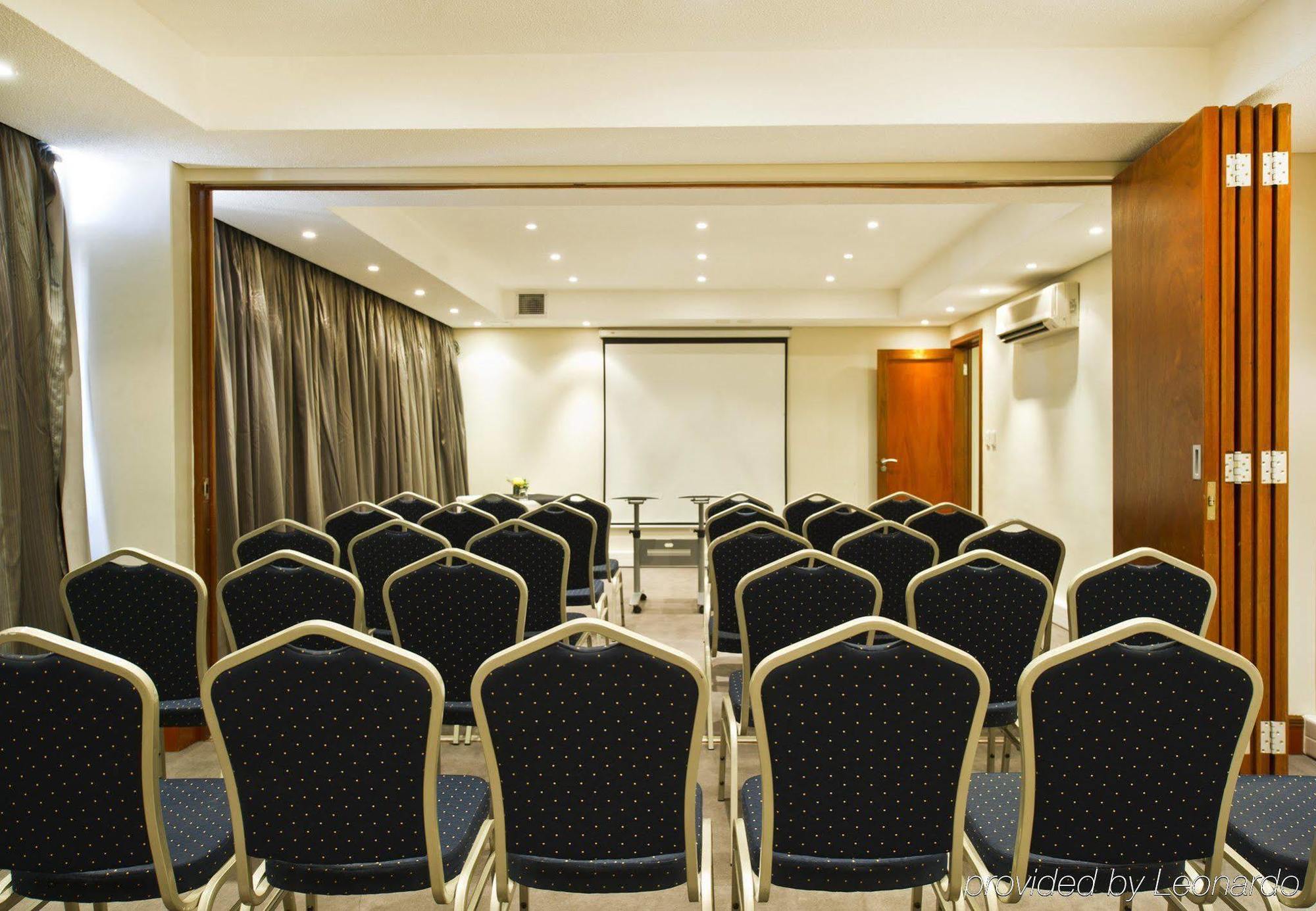 Protea Hotel By Marriott Windhoek Furstenhof Bagian luar foto